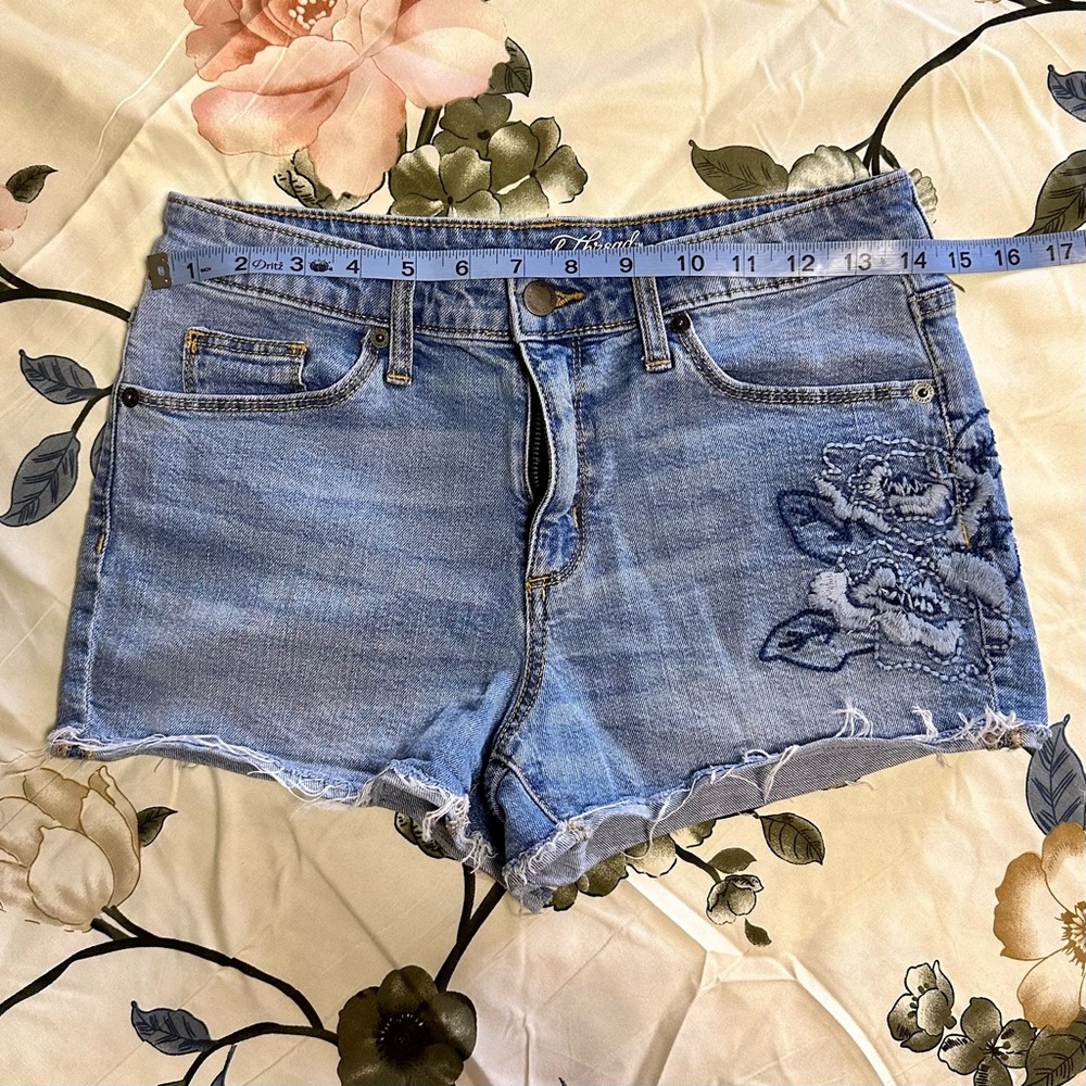 Universal Thread brand jean floral embroidery denim shorts size 6/28